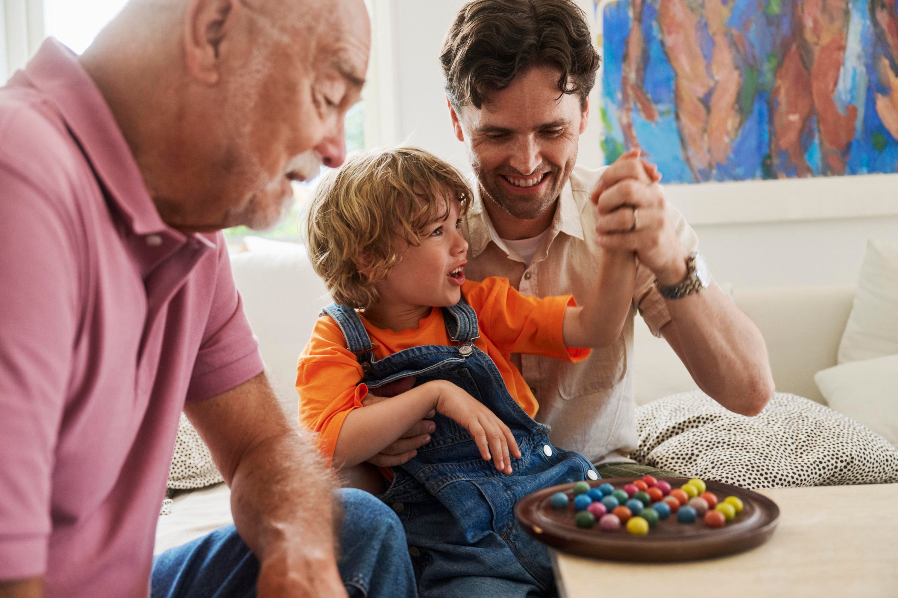 Familj spelar spel