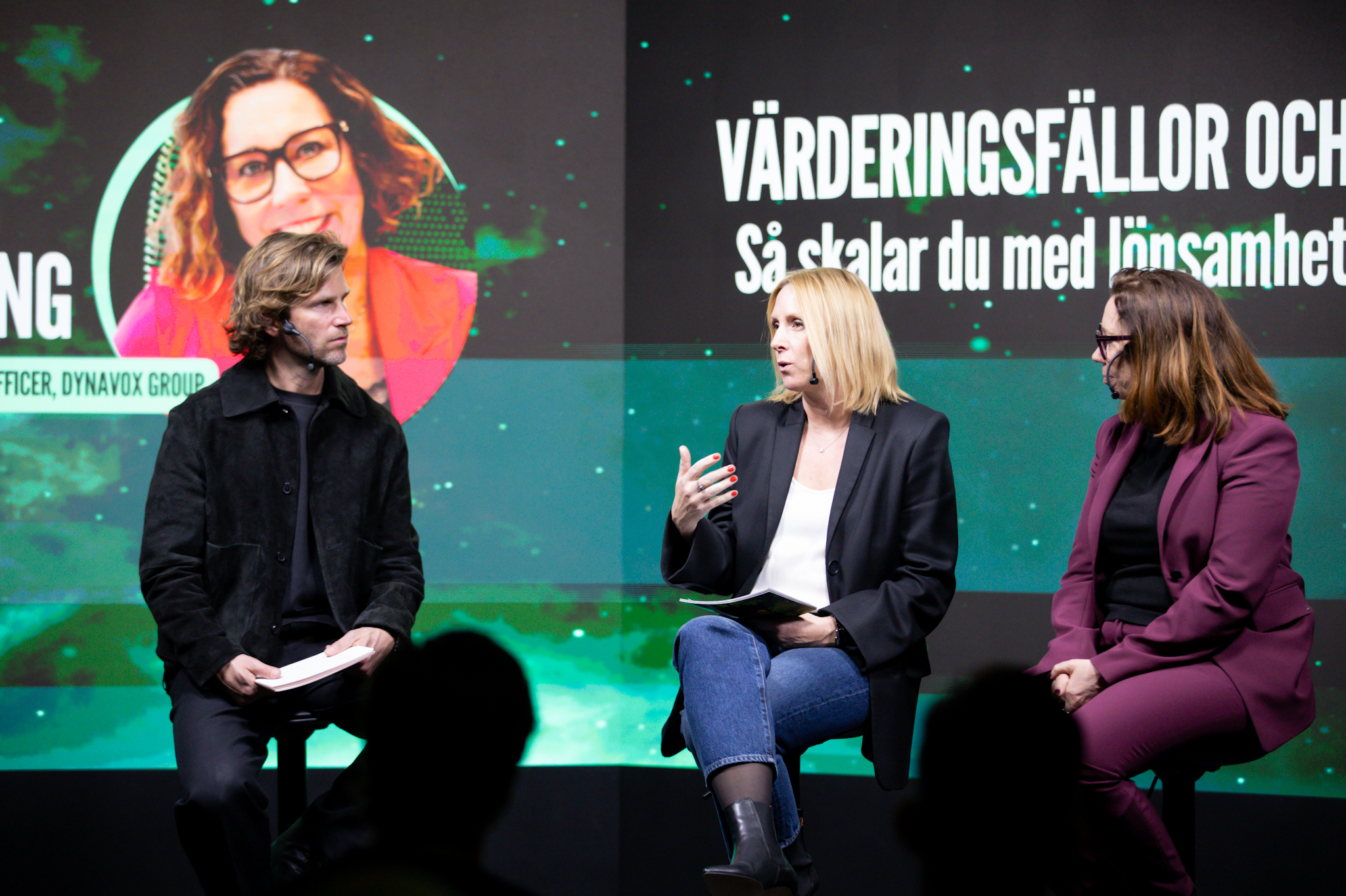 3 personer sitter och diskuterar